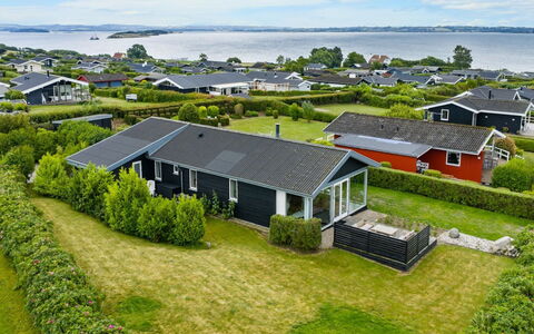 Dusine - 340M from the Sea: Dak, Huis, Huis, Verblijf, Deur, Siding, Landgoed, Gazon, Werf, Veranda