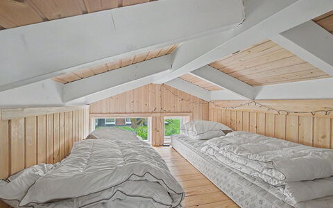 Imelda - 75M from the Sea: Hout, Slaapkamer, Bedding, Bed, Laken, Plafond, Linens, Bed Frame, Hardwood, Zolder
