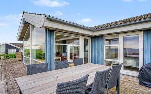 Imelda - 75M from the Sea: Hout, Huis, Dak, Deur, Verblijf, Dek, Veranda, Plank, Hardwood, Schaduw