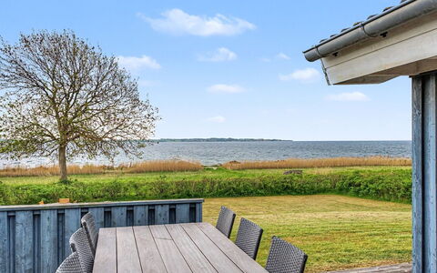 Imelda - 75M from the Sea: Lucht, Land Lot, Plank, Hardwood, Schaduw, Verblijf, Buitenmeubels, Dek, Veranda, Gazon