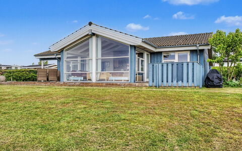 Imelda - 75M from the Sea: Dak, Huis, Verblijf, Deur, Siding, Landgoed, Schaduw, Veranda, Garden Gebouwen, Werf