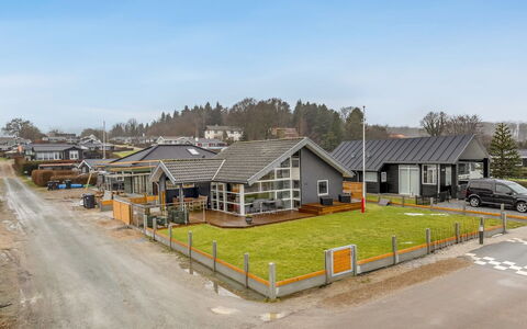 Ioar - 10M from the Sea: Hout, Dak, Huis, Huis, Architectuur, Siding, Land Lot, Verblijf, Schuur, Garden Gebouwen