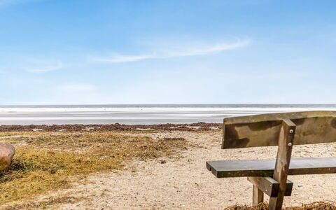 Ioar - 10M from the Sea: Hout, Dak, Huis, Huis, Architectuur, Siding, Land Lot, Verblijf, Schuur, Garden Gebouwen