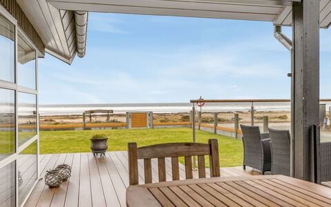 Ioar - 10M from the Sea: Hout, Dak, Huis, Huis, Architectuur, Siding, Land Lot, Verblijf, Schuur, Garden Gebouwen