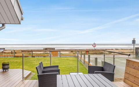 Ioar - 10M from the Sea: Hout, Dak, Huis, Huis, Architectuur, Siding, Land Lot, Verblijf, Schuur, Garden Gebouwen