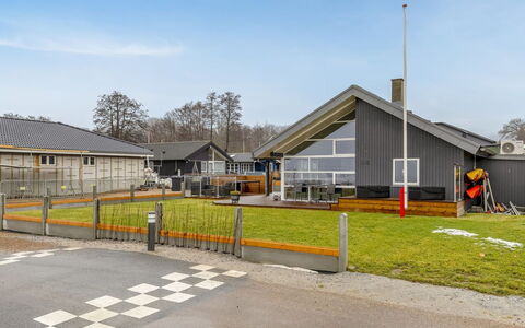 Ioar - 10M from the Sea: Hout, Dak, Huis, Huis, Architectuur, Siding, Land Lot, Verblijf, Schuur, Garden Gebouwen
