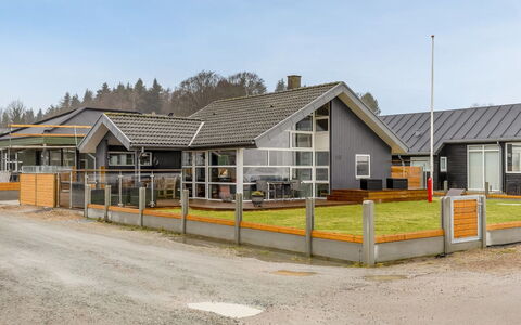 Ioar - 10M from the Sea: Hout, Dak, Huis, Huis, Architectuur, Siding, Land Lot, Verblijf, Schuur, Garden Gebouwen