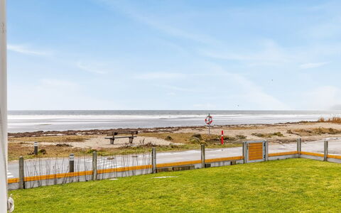 Ioar - 10M from the Sea: Hout, Dak, Huis, Huis, Architectuur, Siding, Land Lot, Verblijf, Schuur, Garden Gebouwen