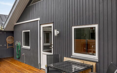 Ioar - 10M from the Sea: Hout, Dak, Huis, Huis, Architectuur, Siding, Land Lot, Verblijf, Schuur, Garden Gebouwen