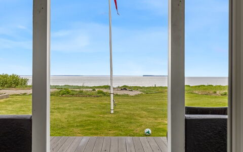 Elodie - 10M from the Sea: Lucht, Plain, Land Lot, Zee, Oceaan, Gazon, Kust, Daylighting