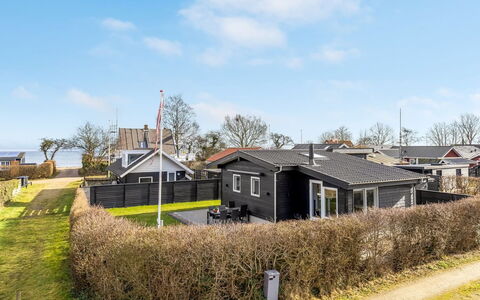Angelita - 50M from the Sea: Dak, Huis, Huis, Verblijf, Deur, Siding, Landgoed, Gazon, Werf, Veranda
