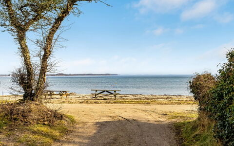 Angelita - 50M from the Sea: Dak, Huis, Huis, Verblijf, Deur, Siding, Landgoed, Gazon, Werf, Veranda