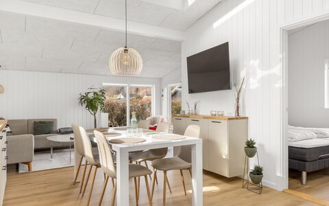 Angelita - 50M from the Sea: Dak, Huis, Huis, Verblijf, Deur, Siding, Landgoed, Gazon, Werf, Veranda