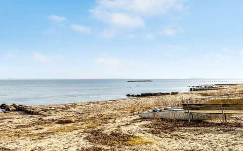 Angelita - 50M from the Sea: Dak, Huis, Huis, Verblijf, Deur, Siding, Landgoed, Gazon, Werf, Veranda