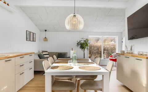 Angelita - 50M from the Sea: Dak, Huis, Huis, Verblijf, Deur, Siding, Landgoed, Gazon, Werf, Veranda