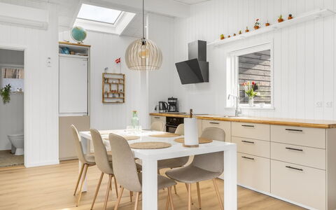 Angelita - 50M from the Sea: Dak, Huis, Huis, Verblijf, Deur, Siding, Landgoed, Gazon, Werf, Veranda