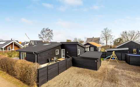 Angelita - 50M from the Sea: Dak, Huis, Huis, Verblijf, Deur, Siding, Landgoed, Gazon, Werf, Veranda