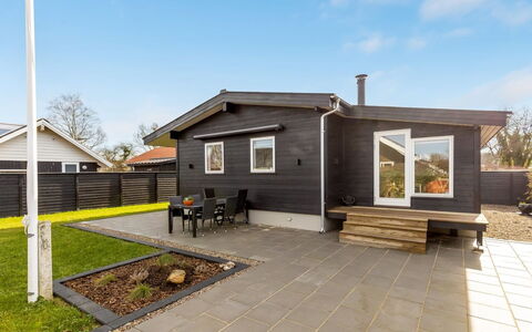 Angelita - 50M from the Sea: Dak, Huis, Huis, Verblijf, Deur, Siding, Landgoed, Gazon, Werf, Veranda