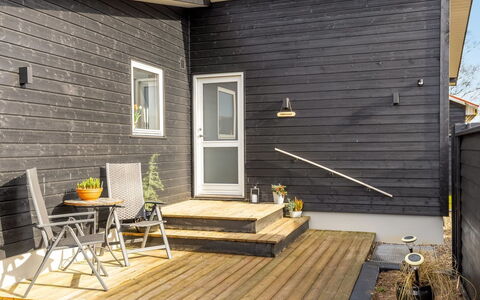 Angelita - 50M from the Sea: Dak, Huis, Huis, Verblijf, Deur, Siding, Landgoed, Gazon, Werf, Veranda