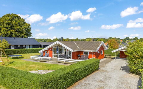 Thorben - 350M from the Sea: Dak, Huis, Huis, Verblijf, Deur, Siding, Landgoed, Gazon, Werf, Veranda