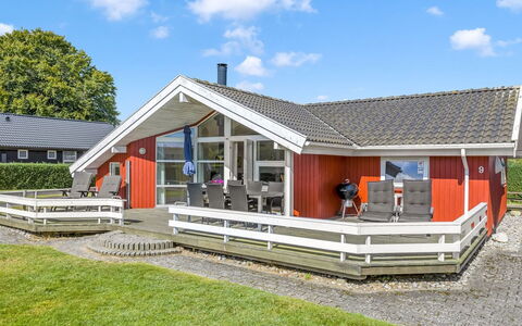 Thorben - 350M from the Sea: Dak, Huis, Huis, Verblijf, Deur, Siding, Landgoed, Gazon, Werf, Veranda