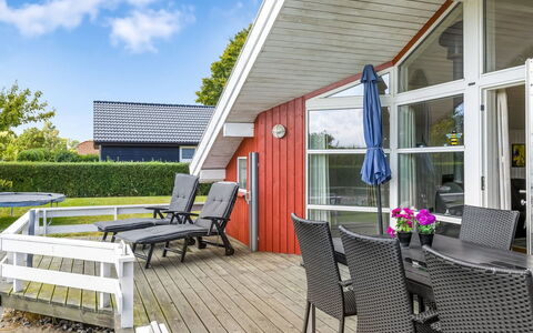 Thorben - 350M from the Sea: Dak, Huis, Huis, Verblijf, Deur, Siding, Landgoed, Gazon, Werf, Veranda