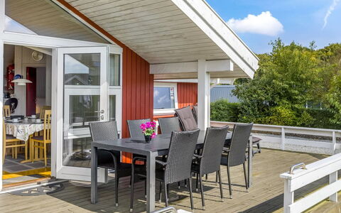 Thorben - 350M from the Sea: Dak, Huis, Huis, Verblijf, Deur, Siding, Landgoed, Gazon, Werf, Veranda