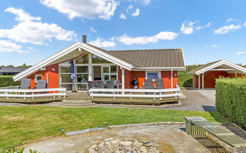Thorben - 350M from the Sea: Dak, Huis, Huis, Verblijf, Deur, Siding, Landgoed, Gazon, Werf, Veranda