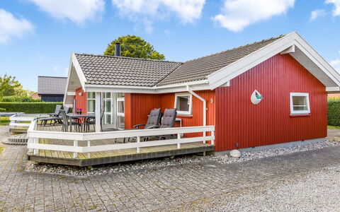 Thorben - 350M from the Sea: Dak, Huis, Huis, Verblijf, Deur, Siding, Landgoed, Gazon, Werf, Veranda