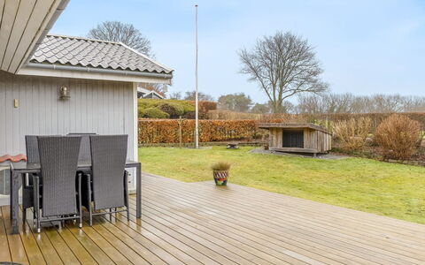 Fenno - 800M from the Sea: Woongebied, Struik, Huis, Huis, Tuin, Landgoed, Schaduw, Landscaping, Gazon