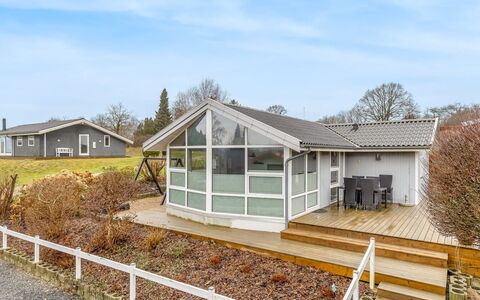 Fenno - 800M from the Sea: Woongebied, Struik, Huis, Huis, Tuin, Landgoed, Schaduw, Landscaping, Gazon
