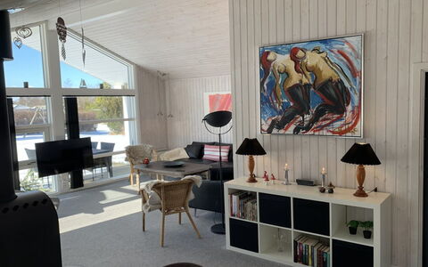 Hedvig - 500M from the Sea: Meubilair, Interieur Ontwerp, Flooring, Verdieping, Plafond, Woonkamer, Kamer, Verlichting, Huis, Lichte Inrichting