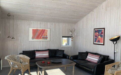 Hedvig - 500M from the Sea: Meubilair, Hout, Plafond, Interieur Ontwerp, Flooring, Verdieping, Bankstel, Woonkamer, Kamer, Tafel