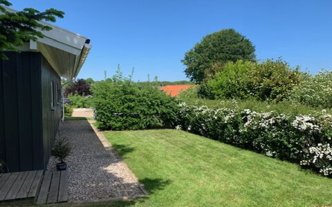 Hedvig - 500M from the Sea: Struik, Tuin, Groundcover, Haag, Gazon, Landscaping, Backyard, Schaduw, Verblijf
