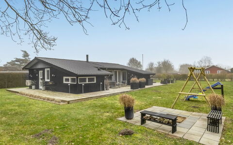 Jurgis - 300M from the Sea: Woongebied, Struik, Huis, Huis, Tuin, Landgoed, Schaduw, Landscaping, Gazon