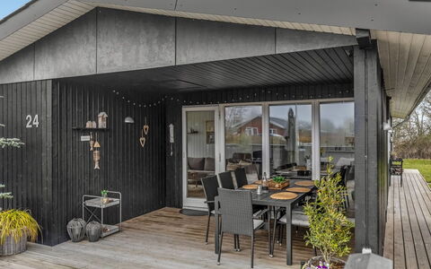 Jurgis - 300M from the Sea: Meubilair, Buitenmeubels, Tableware, Tafel, Drinkware, Stoel, Buitentafel, Voedsel, Fles