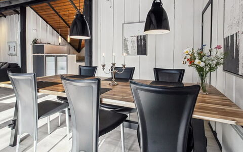 Sölvy - 30Km from the Sea: Meubilair, Interieur Ontwerp, Flooring, Hout, Tafel, Houten Vloer, Stoel, Verdieping, Keuken En Eettafel, Eetkamer