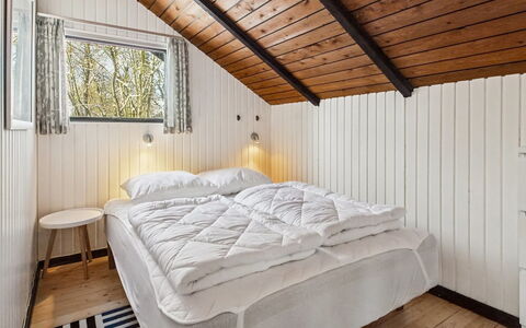 Sölvy - 30Km from the Sea: Hout, Slaapkamer, Bed, Huis, Bedding, Laken, Plafond, Bed Frame, Verblijf, Linens