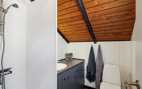 Sölvy - 30Km from the Sea: Loodgieterswerkinrichting, Badkamer, Flooring, Interieur Ontwerp, Verdieping, Kraan, Wastafel, Loodgieter, Plafond, Badkamerkast