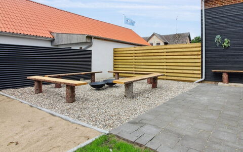 Grimi - 36Km from the Sea: Blauw, Struik, Verblijf, Groundcover, Tuin, Landgoed, Schaduw, Landscaping, Boerderij, Eco Hotel