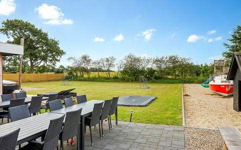 Grimi - 36Km from the Sea: Woongebied, Struik, Huis, Huis, Tuin, Landgoed, Schaduw, Landscaping, Gazon