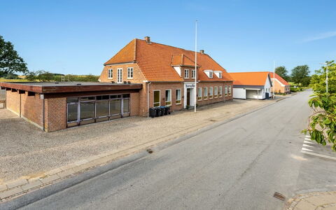 Grimi - 36Km from the Sea: Woongebied, Struik, Huis, Huis, Tuin, Landgoed, Schaduw, Landscaping, Gazon
