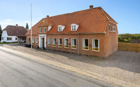 Grimi - 36Km from the Sea: Woongebied, Struik, Huis, Huis, Tuin, Landgoed, Schaduw, Landscaping, Gazon