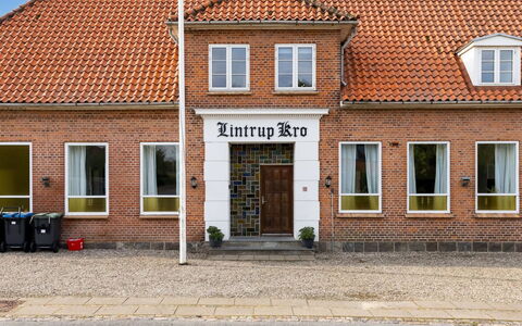 Grimi - 36Km from the Sea: Woongebied, Struik, Huis, Huis, Tuin, Landgoed, Schaduw, Landscaping, Gazon