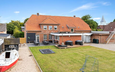 Grimi - 36Km from the Sea: Blauw, Struik, Verblijf, Groundcover, Tuin, Landgoed, Schaduw, Landscaping, Boerderij, Eco Hotel
