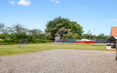 Grimi - 36Km from the Sea: Blauw, Struik, Verblijf, Groundcover, Tuin, Landgoed, Schaduw, Landscaping, Boerderij, Eco Hotel