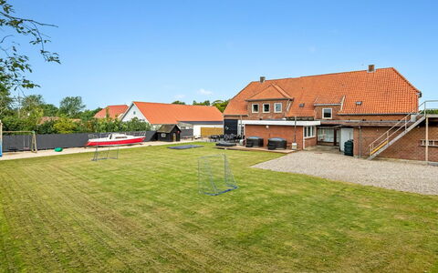 Grimi - 36Km from the Sea: Blauw, Struik, Verblijf, Groundcover, Tuin, Landgoed, Schaduw, Landscaping, Boerderij, Eco Hotel