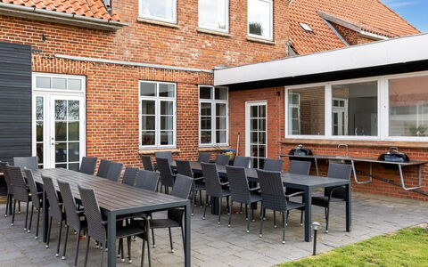 Grimi - 36Km from the Sea: Blauw, Struik, Verblijf, Groundcover, Tuin, Landgoed, Schaduw, Landscaping, Boerderij, Eco Hotel