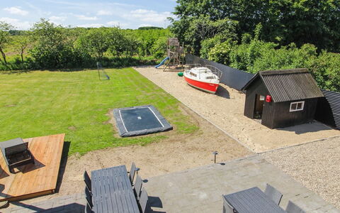 Grimi - 36Km from the Sea: Blauw, Struik, Verblijf, Groundcover, Tuin, Landgoed, Schaduw, Landscaping, Boerderij, Eco Hotel