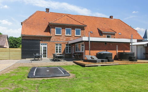 Grimi - 36Km from the Sea: Blauw, Struik, Verblijf, Groundcover, Tuin, Landgoed, Schaduw, Landscaping, Boerderij, Eco Hotel